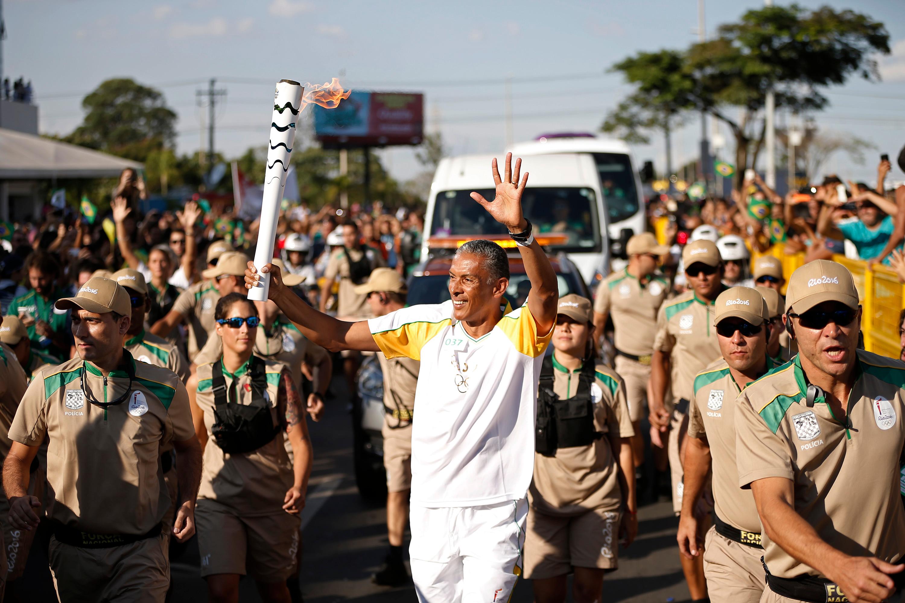 Joaquim Cruz conduziu a tocha em Taguatinga (Foto: Divulgação)