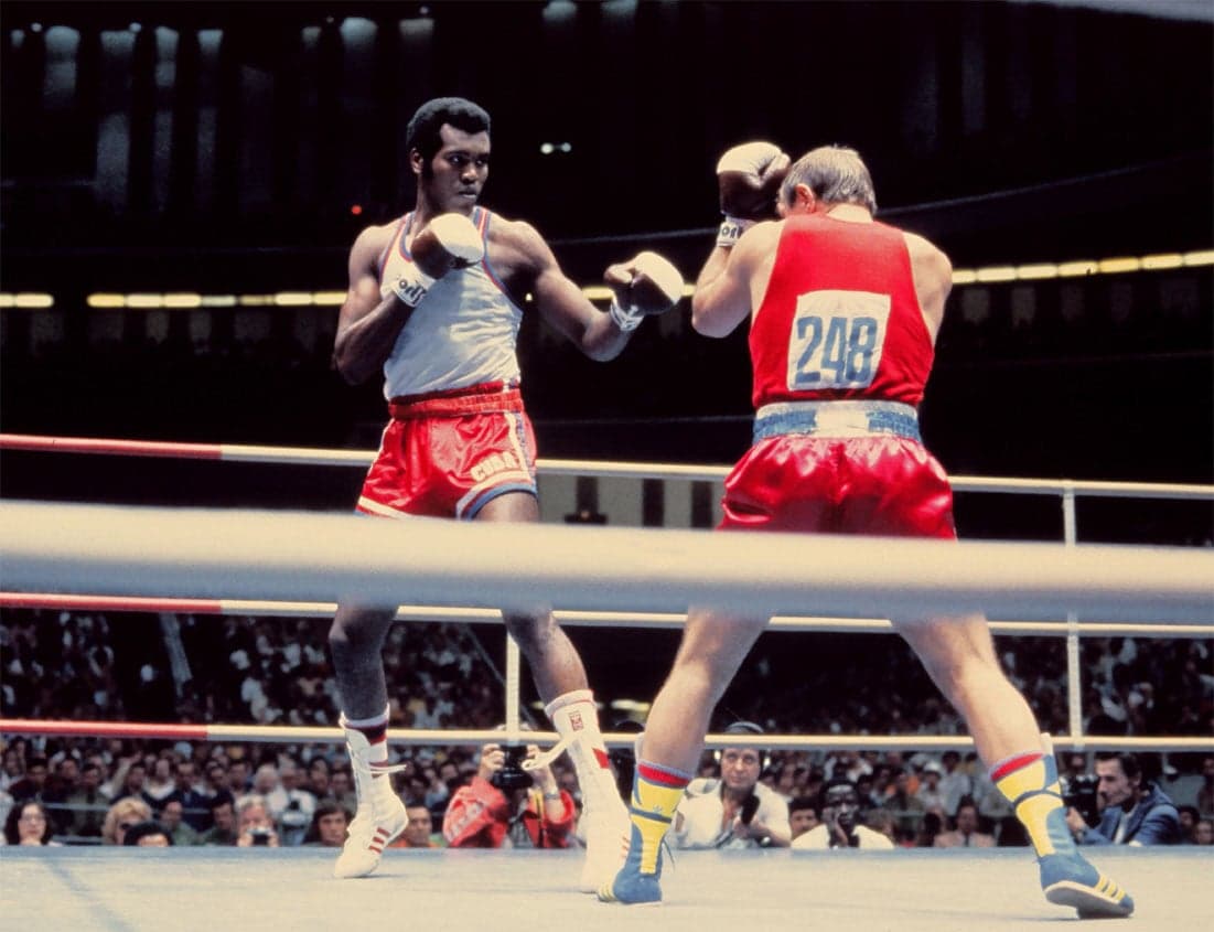 Olímpiadas 1980 - Moscou - Campeão cubano Teófilo Stevenson (Esquerda) contra Soviética Pyotr Zaev durante a final do peso pesado do Boxe.