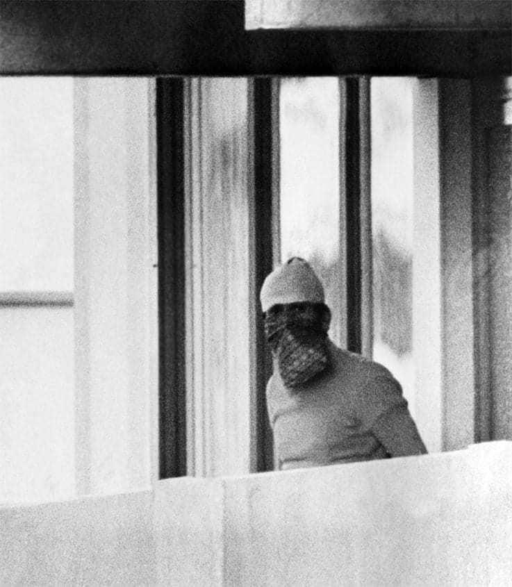 Olímpiadas 1972 - Munique - Um membro da guerrilha árabe aparece na varanda da casa de Israel.