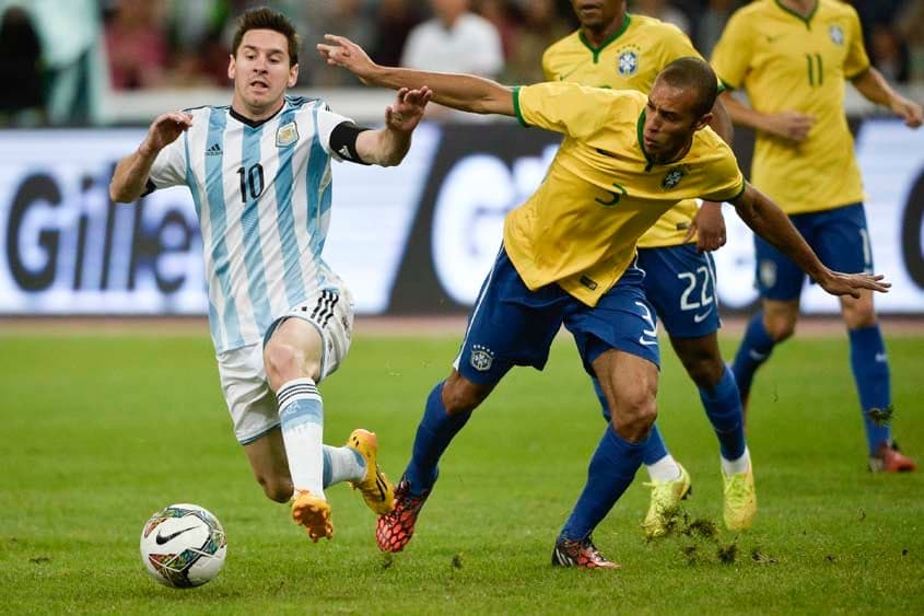 O Brasil vence a Argentina por 2 a 0 na China. Messi teve a chance de marcar em um pênalti, defendido por Jefferson