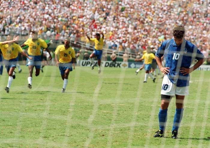 Desolado, Roberto Baggio se lamenta, enquanto os brasileiros comemoram o tetra