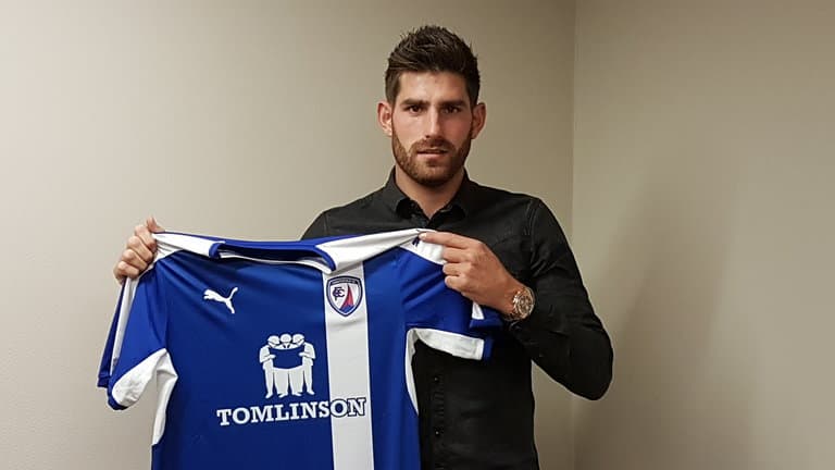 Chad Evans com a camisa do Chesterfield