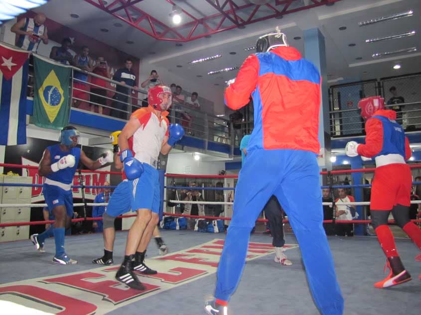 Boxe: José Aldo visita academia Delfim em dia de treino da seleção olímpica de Cuba