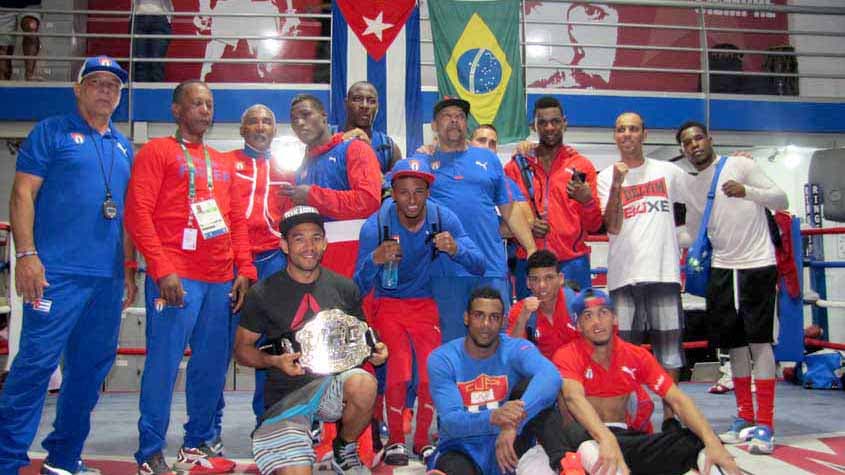 Boxe: José Aldo visita academia Delfim em dia de treino da seleção olímpica de Cuba