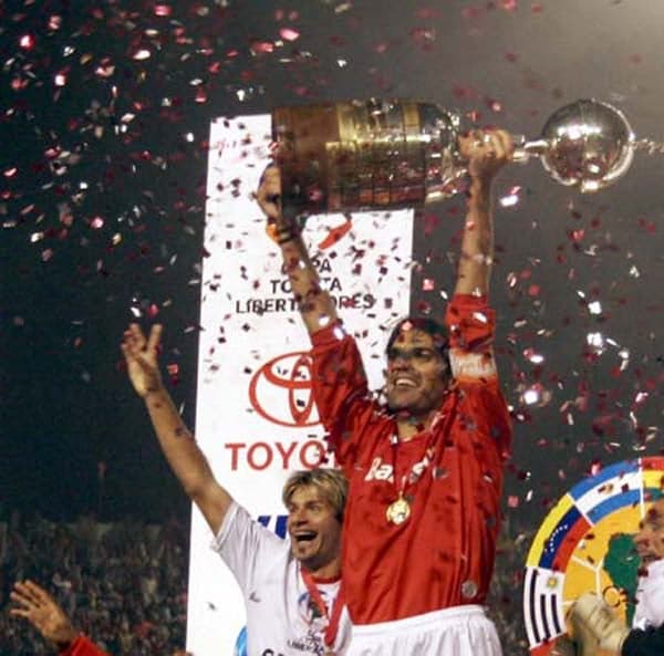 Internacional - Fernandão erguendo troféu Libertadores 2006