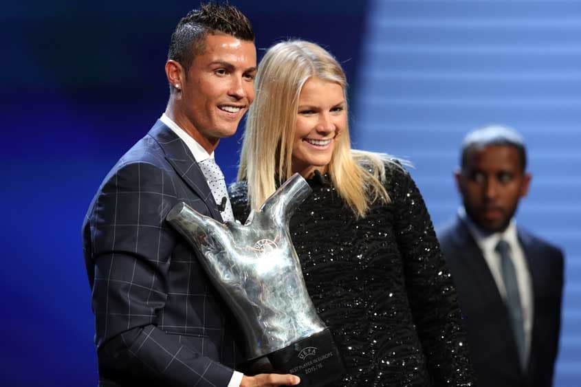 Cristiano Ronaldo e Ada Hegerberg recebendo o troféu de craque da Uefa