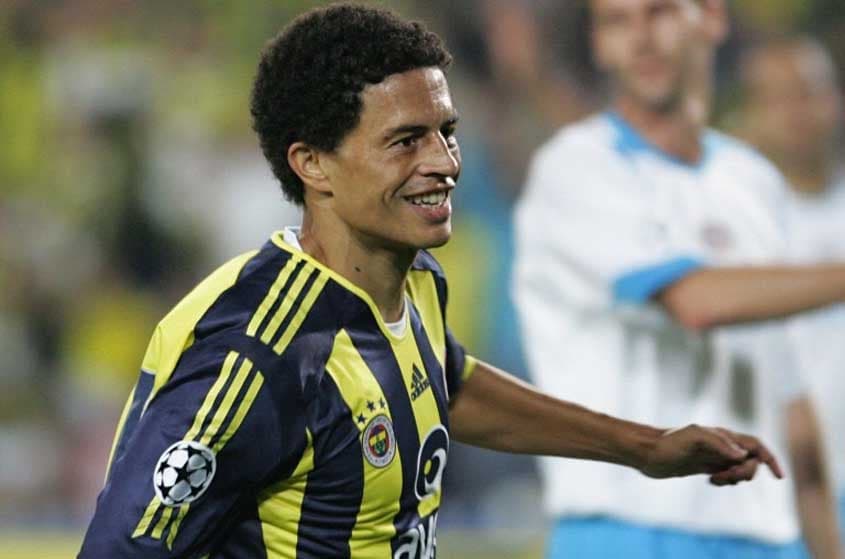 Já em 2005, Alex era escolhido o melhor jogador do Campeonato Turco pelo Fenerbahçe