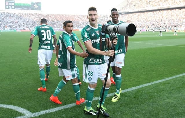 Moisés comemora o gol no Dérbi com a câmera do fotógrafo do clube