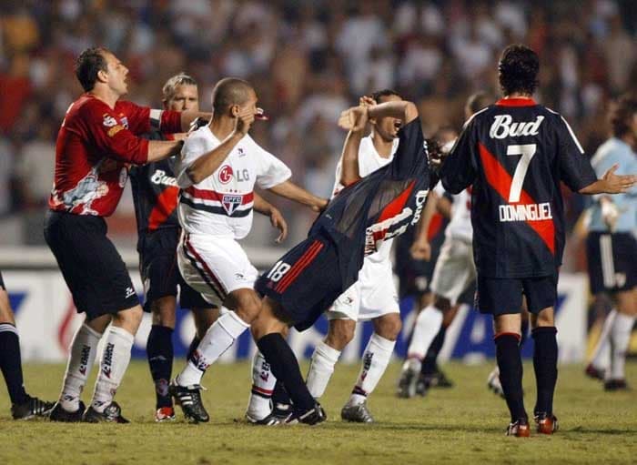 São Paulo foi eliminado nas semifinais de 2003 pelo River Plate em jogo marcado pela violência