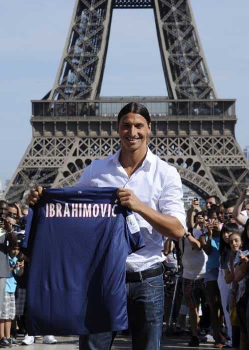 Em 2012, o atacante Ibrahimovic acertou sua ida para o francês PSG