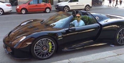 Zlatan Ibrahimovic exibe Porsche de R$ 3 milhões