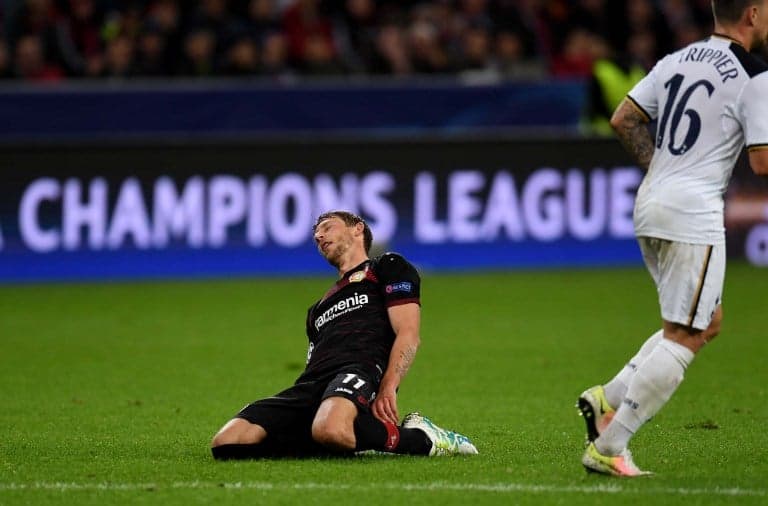 Stefan Kiessling desanima ao perder um lance no choque entre Bayer e Tottenham