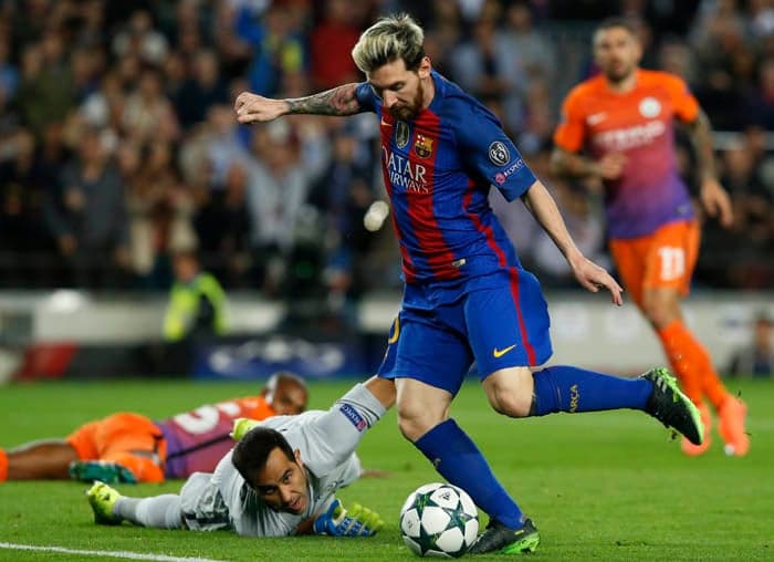 Messi passa pelo goleiro do Manchester City antes de rolar para o gol na goleada do Barcelona