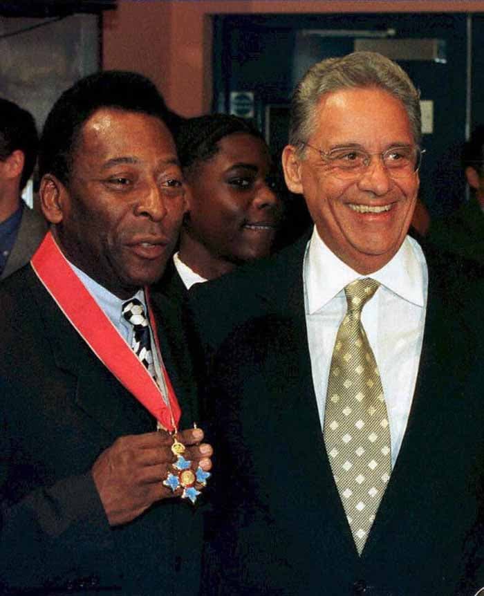 Ministro dos Esportes, Pelé mostra medalha recebida na Inglaterra