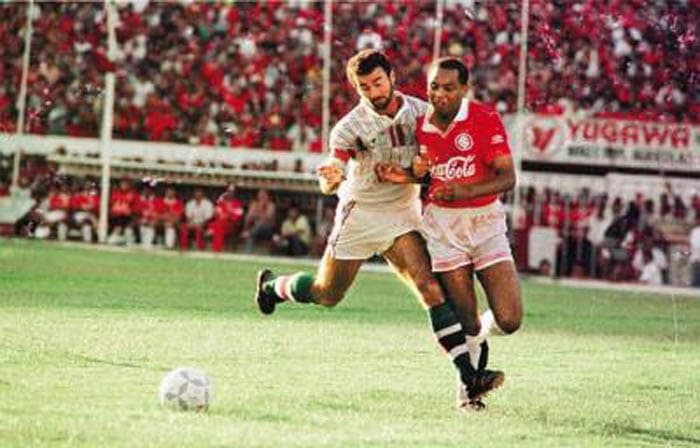 Em decisões: Em 1992 o Internacional venceu a final da Copa do Brasil em cima do Fluminense.