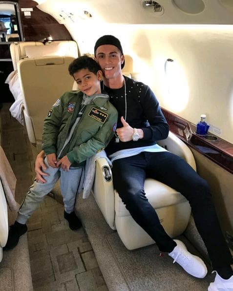 Cristiano Ronaldo posa com filho em seu jatinho