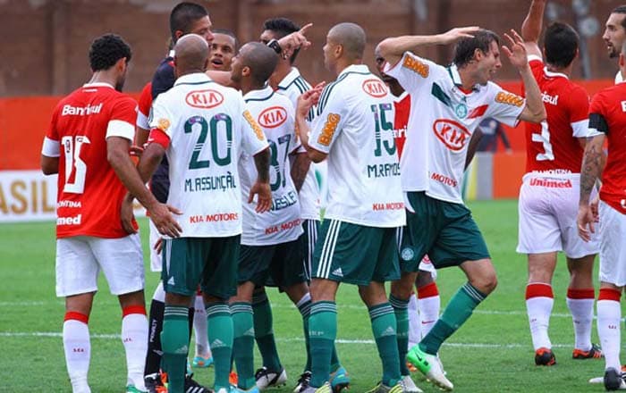 Internacional x Palmeiras em 2012, gol de Barcos de mão