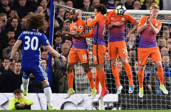 Olha o David Luiz tentando marcar de falta para o Chelsea contra o Manchester City