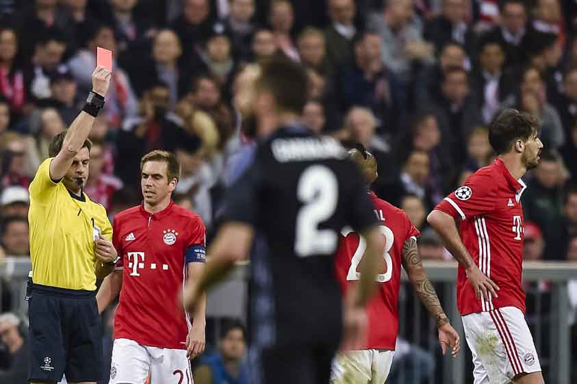 Javi Martínez leva o cartão vermelho - Bayern de Munique x Real Madrid