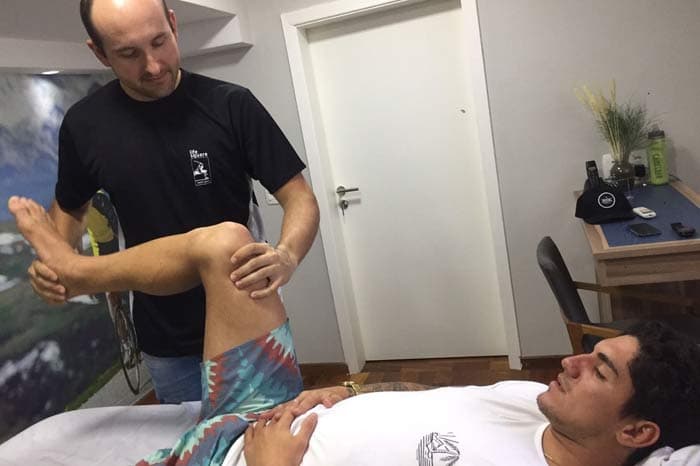 Com lesão grau 2, Gabriel Medina intensifica tratamento no Brasil