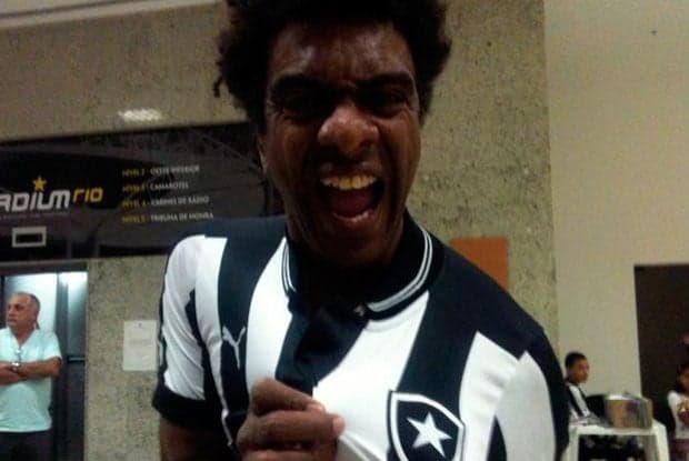 Hélio de la Peña (Casseta) com a camisa do Botafogo