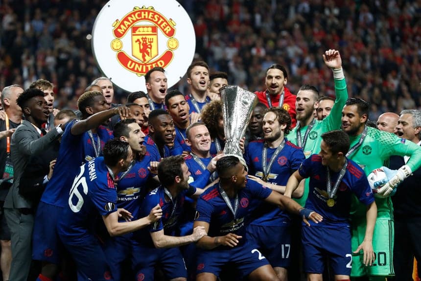 Os jogadores do Manchester United fazem a festa do caneco. Na próxima temporada tem mais Liga Europa