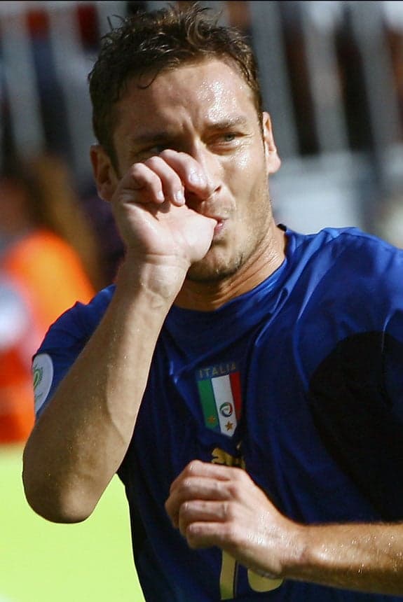 Ao todo, Totti disputou 58 jogos e marcou nove gols pela seleção italiana, que decidiu abandonar em 2007 para se dedicar apenas ao time da Roma