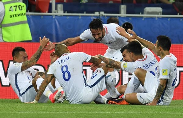 Jogadores comemoram gol de Vargas - Camarões x Chile