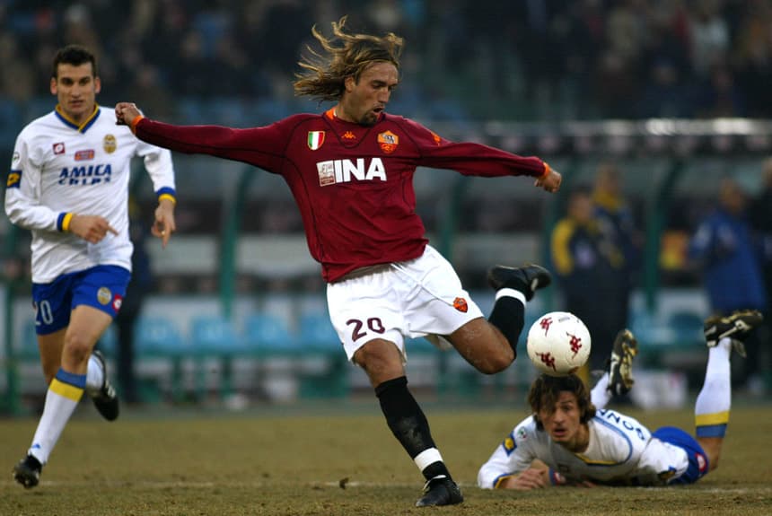 Por 32 milhões de euros (cerca de R$ 118,72 milhões) a Roma contratou o atacante argentino Gabriel Batistuta da Fiorentina em 2000