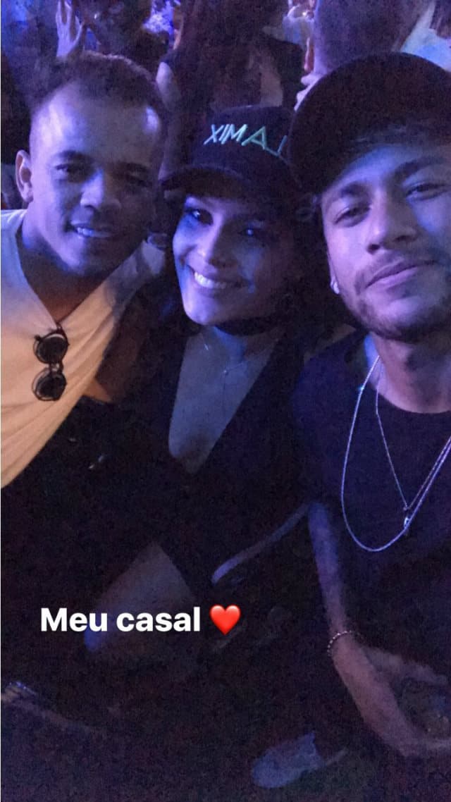 Neymar com amigo e Emily Araújo