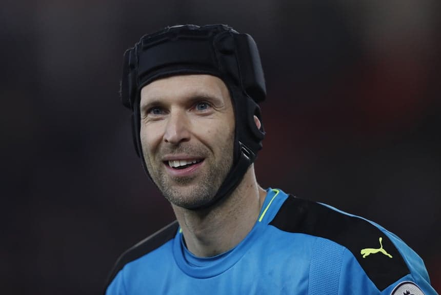 Com 35 anos, o goleiro tcheco Petr Cech é segurança à frente do gol do Arsenal