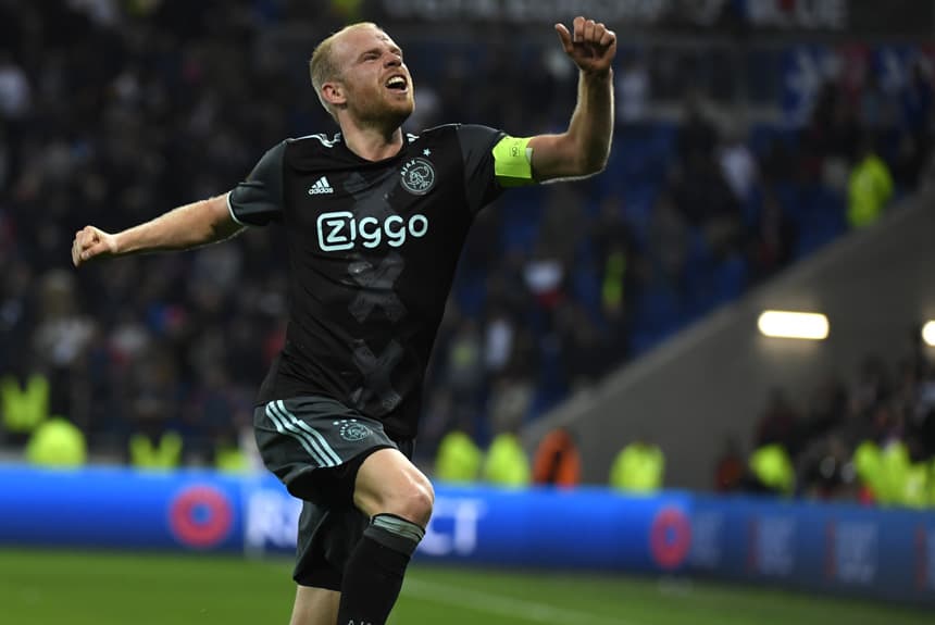 Já o meia holandês Davy Klaassen vai defender o Everton no Campeonato Inglês. O clube pagou ao holandês Ajax 27 milhões de euros (cerca de R$ 98,5 milhões)