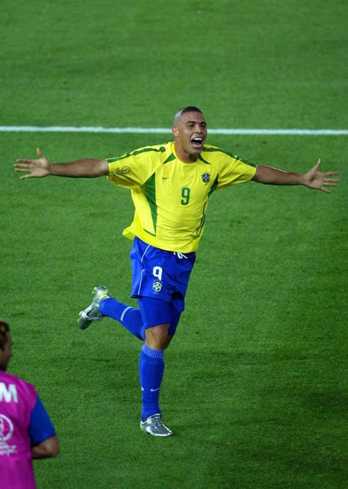 Ronaldo, o Fenômeno, mostrou ao mundo toda a sua força na conquista do penta em 2002