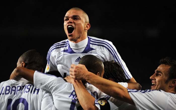 O zagueiro Pepe, brasileiro naturalizado português, foi contratado pelo Real Madrid junto ao Porto por 30 milhões de euros