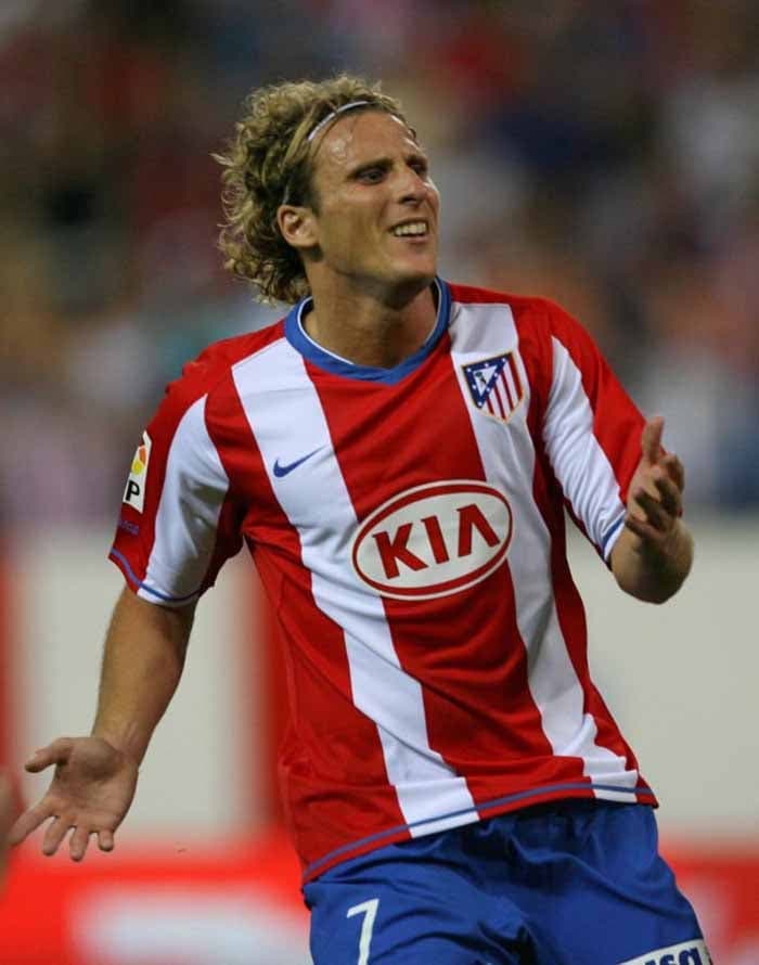 Por 21 milhões de euros o Atlético de Madrid contratou o atacante uruguaio Diego Forlán, que estava no Villarreal