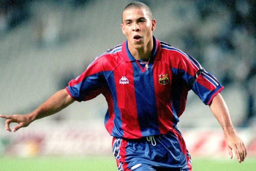 Ronaldo defendeu a camisa do Barcelona e lá se tornou uma estrela