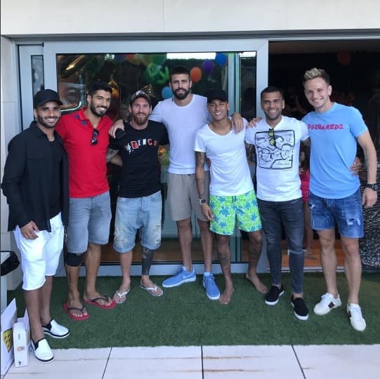 Douglas, Suárez, Messi, Piqué, Neymar, Daniel Alves e Rakitic