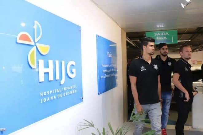 Elenco do Figueirense visita crianças no Hospital Infantil Joana de Gusmão, em Florianópolis