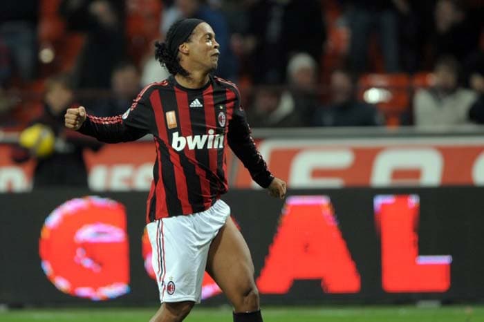 Ronaldinho Gaúcho defendeu grandes clubes como PSG, Milan e Barcelona. Amotou 18 gols em 47 jogos