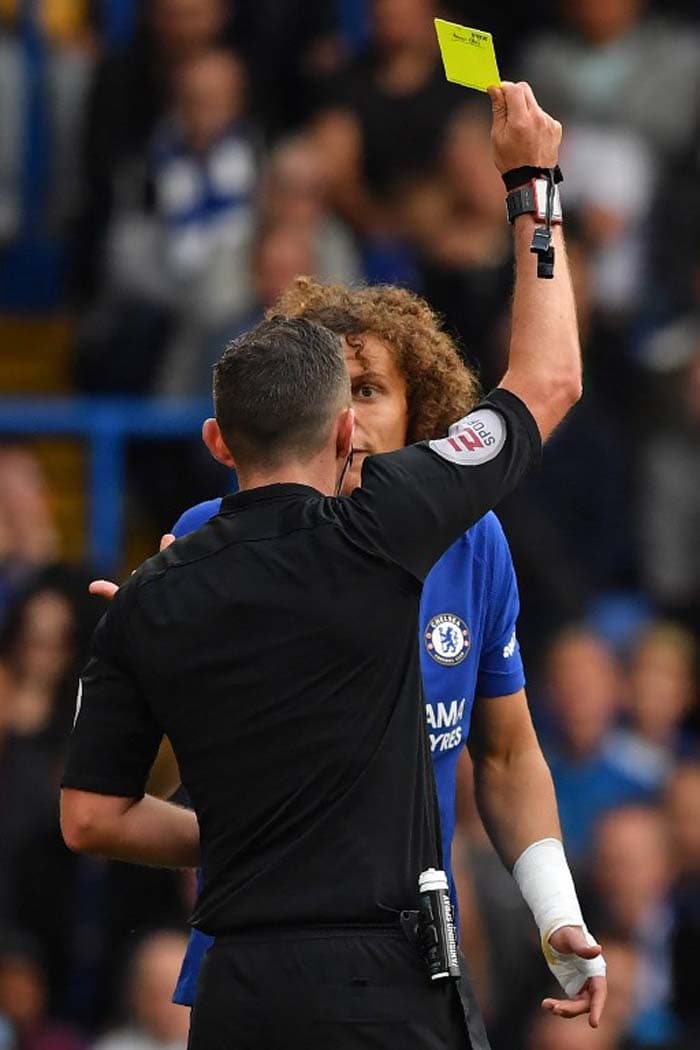 O zagueiro David Luiz não foi bem no empate sem gols do Chelsea com o Arsenal, e acabou sendo expulso ao fim da partida