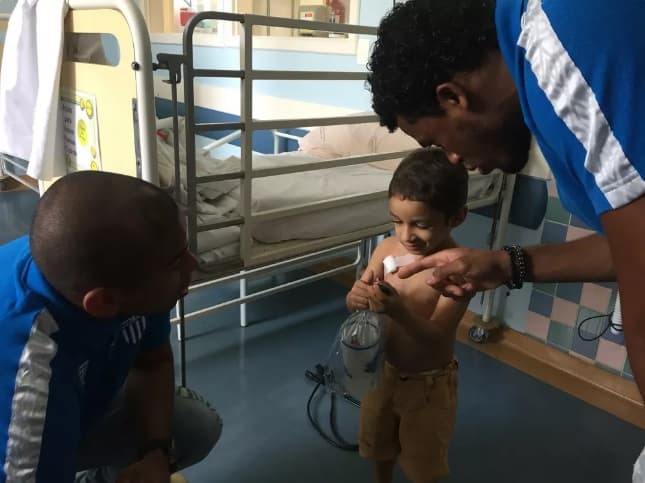 Elenco do Avaí visita hospital infantil e levam incentivo à familiares e crianças que buscam recuperação