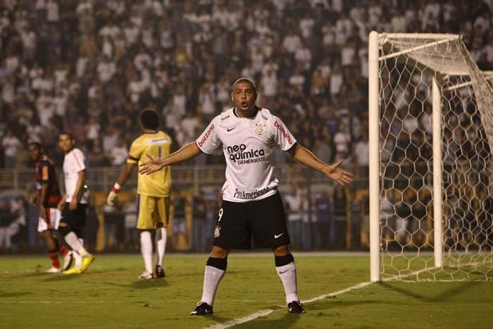 A Libertadores de 2010 apresentou ao Corinthians a eliminação para o Flamengo nas oitavas de final. O Timão tinha vencido a Copa do Brasil de 2009
