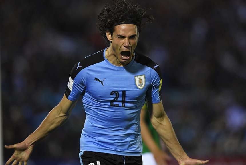 Cavani vibra com o gol do Uruguai. Triunfo sobre a Bolívia assegurou a vaga