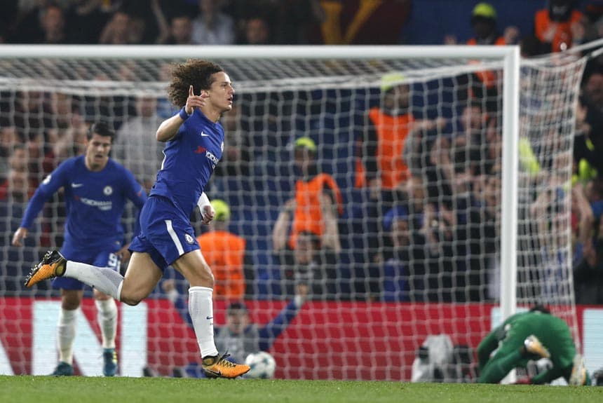 David Luiz - Atuando como meia, o defensor brasileiro fez um belo gol no empate do Chelsea com a Roma, por 3 a 3.