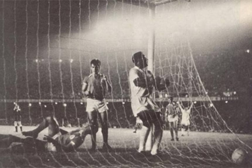 O título o credenciou a disputar o Mundial contra o Benfica. O Peixe ganhou o primeiro jogo por 3 a 2 no Maracanã, com dois gols de Pelé. O título foi confirmado com três gols do craque e goloeada de 5 a 2 no Estádio da Luz, em Lisboa