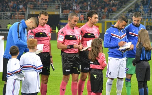 Icardi e Quagliarella assinam cópia do diário de Anne Frank - Inter x Sampdoria