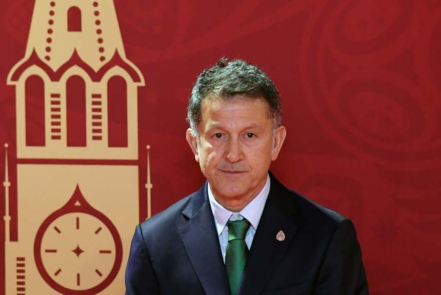O colombiano Juan Carlos Osorio, técnico do México, espera para ver a sua sorte nas bolinhas