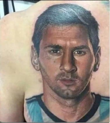 Mulher de 54 anos faz tatuagem com rosto de Messi