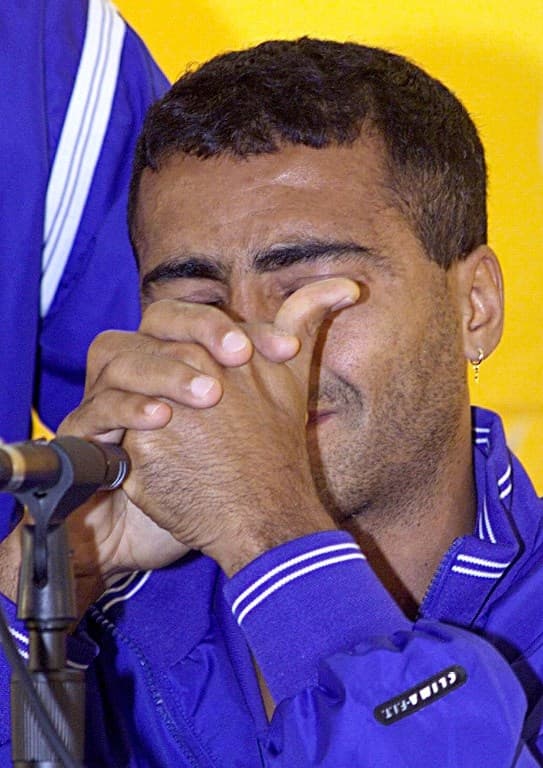 Romário chora após ser cortado da Copa do Mundo de 1998