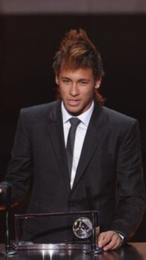 Neymar recebendo o Prêmio Puskas